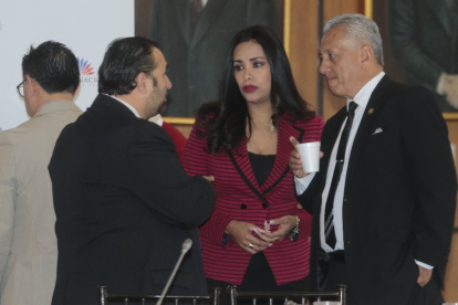 Acusadores. Los asambleístas de CREO Jeannine Cruz y Fernando Flores expusieron ayer las pruebas de cargo contra la presidenta del CNE.