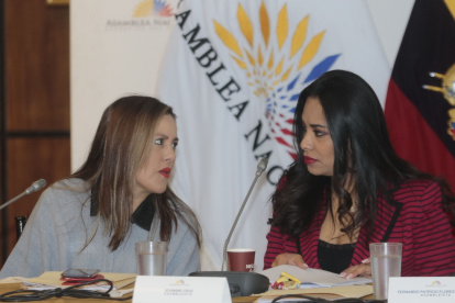 Comisión. Johanna Cedeño, presidenta de Fiscalización, y Jeannine Cruz (CREO), quien presentó ayer pruebas de cargo contra Diana Atamaint.