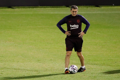 Ernesto Valverde, técnico del Barcelona, vuelve a ser centro de las críticas tras su eliminación de la Supercopa,
