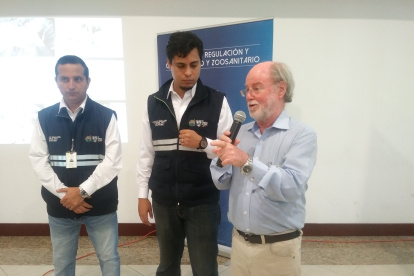 Carlos Muentes, responsable nacional de Sanibanano; Juan Fernando Larco, analista de relaciones internacionales de Agrocalidad y James Dale, líder del programa de banano de la Universidad Tecnológica de Queensland, en Guayaquil.