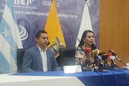 La presidenta del CNE junto al delegado electoral del Guayas, John Gamboa.