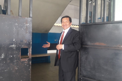 Luis Chancay regresó a la escuela fiscal vespertina Pedro Carbo, de la que fue destituido hace siete años.