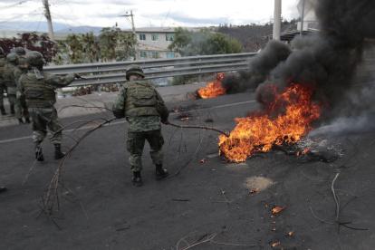 Los militares ayudaron en el despeje de vías durante las manifestaciones.