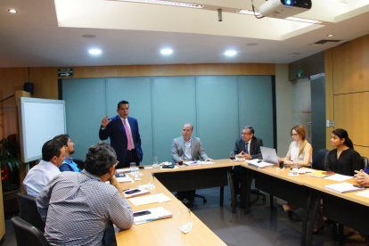 De pie, Jackson Herrera, el nuevo gerente.