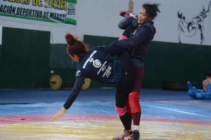 Luisa Valverde (i) y Liseth Antes son dos de las luchadoras que hicieron su pretemporada en Portoviejo y que viajaron ayer a Italia.