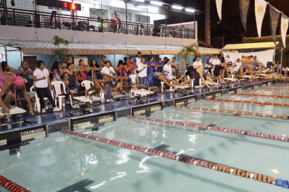 Nadadores de todo el país iniciaron el año de competencias en el club Jorge Delgado Panchana.