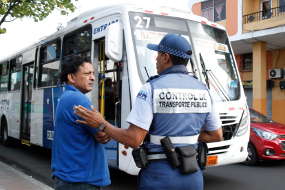 Retención. El conductor recibirá una multa de ocho salarios básicos.