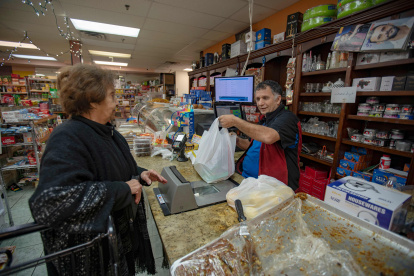 VIENNA. "Espero, deseo, que no haya guerra y que puedan comenzar a dialogar", dice Massoud Mossadad, el dueño de la tienda de comestibles Assal, especializada en productos iraníes y orientales en esta localidad de Washington.