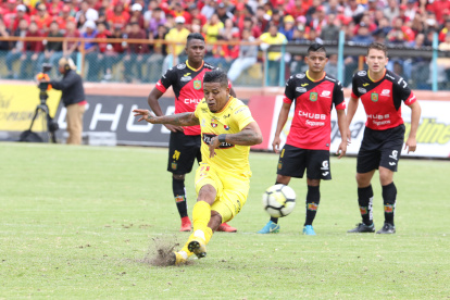 La demanda presentada es de más de ocho millones de dólares, pero Arroyo afirma que él no la presentó.