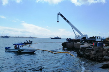 Buzos colaboran con la inspección marina de los trabajos.