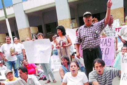 El feriado bancario, que llevó al congelamiento de fondos, provocó masivas protestas.