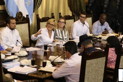 La alcaldesa Cynthia Viteri y varios de sus concejales durante una Sesión Municipal en agosto de 2019.