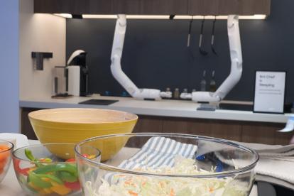 El Bot Chef de Samsung se resume a unos brazos robóticos capaces de sujetar varios utensilios de cocina y, por ejemplo, cortar o freír.