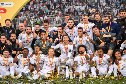 Los jugadores del Real Madrid festejan el nuevo título conseguido de la mano del entrenador francés Zinedine Zidane.