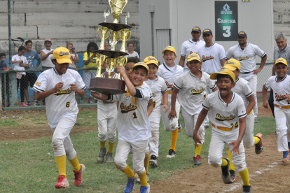 Los jugadores de la novena de Oriente, categoría Cachorros, dieron la vuelta como campeones del Torneo Oficial de la Liga Miraflores