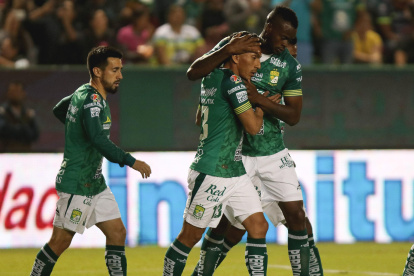 El jugador ecuatoriano es felicitado por sus compañeros luego de anotar los dos goles con su equipo.