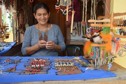 Diseños. Las bisuterías que elaboran las mujeres indígenas son muy apreciadas por los turistas que visitan constantemente la comunidad