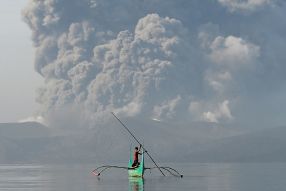 La erupción del Taal comenzó el domingo y esta madrugada ya escupió lava.