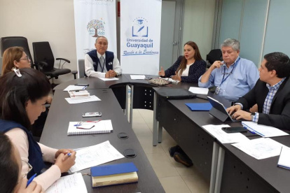 Representantes de la Universidad de Guayaquil y del Ministerio de Salud mantienen reuniones.