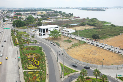 Puerto Santa Ana ha presentado problemas desde que se concibió el proyecto, por la falta de parqueos públicos para los visitantes.