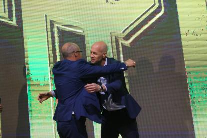 Jorge Célico abraza a Jordi Cruyff en su presentación oficial. A partir de ahora terminó, de manera oficial, el encargo del argentino en la tricolor.