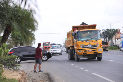 Un joven intenta cruzar la arteria. A la vez, un auto intenta entrar a una urbanización y otro salir de ella. 



Nota: Vanessa López

Foto: Valentina Encalada





ENERO 10 Guayaquil-Ecuador

Agencia (ag-expreso)