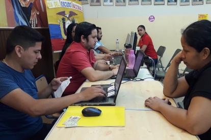 El trámite dura diez minutos para los padres que llevan la documentación requerida.