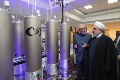 El presidente iraní Hassan Rouhani (D) inspeccionando la tecnología nuclear con motivo del Día Nacional de Tecnología Nuclear de Irán, en abril del 2019.