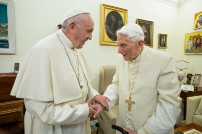 El papa Francisco junto al papa emérito Benedicto XVI (D) en diciembre del 2018, en el Vaticano.