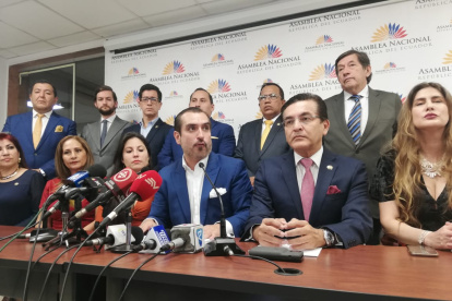 El coordinador del PSC, VIcente Taiano (c) anunció que se presentará la demanda de inconstitucionalidad a la Ley Tributaria