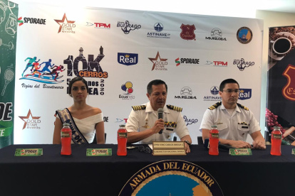 La reina de Guayaquil y autoridades de la Dirnea anuncian el evento deportivo.