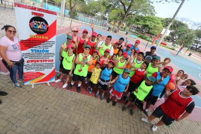 Un grupo de los chicos especiales que practica baloncesto en la cancha del parque de La Kennedy.
