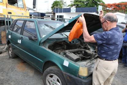 Bolívar Moreno verifica en qué condiciones se encuentra su vehículo, que permanece desde hace tres años en el canchón del norte.