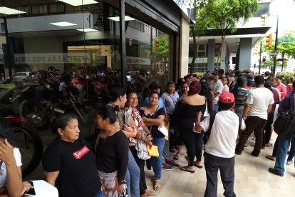 La espera podía tardar hasta tres horas la tarde de ayer.