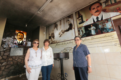 Martha Béjar, presidenta de la Agrupación Cívica Social y Cultural de Urdesa, junto a dos devotas del hermano Gregorio.
