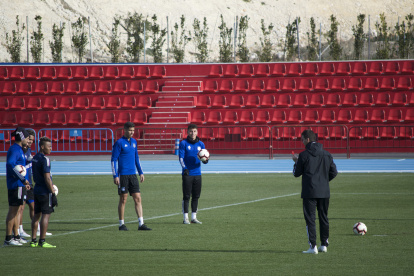 Juan Rescalvo (d), hermano del entrenador, fue el encargado de organizar los lanzamientos y al mismo tiempo de generar una tensión competitiva entre arqueros.