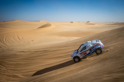 El piloto ecuatoriano Sebastián Guayasamín se mantiene en competencia en el exigente rally Dakar.