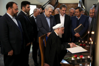 TEHERÁN.  El presidente iraní, Hasan Rohani, firma una declaración oficial por las víctimas del vuelo de línea aérea de Ucrania.