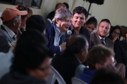 El excandidato presidencial, en una reunión con ciudadanos de de San José del Condado en Quito.