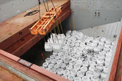 En big bags con el cobre se introduce en el barco BBC Valparaíso.