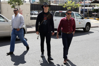 Ola Bini durante una de las presentaciones que efectúa en la Fiscalía tras obtener su libertad en junio.