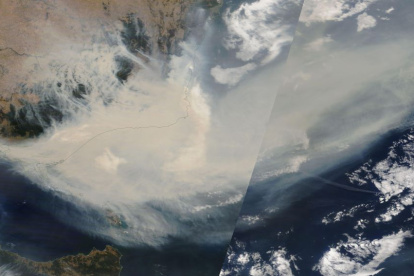 Space (-), 13/01/2020.- A handout satellite image made available by NASA shows thick smoke moving into the Tasman Sea from the states of New South Wales and Victoria, 03 January 2020 (issued 14 January 2020). According to NASA, there is a possibility that the smoke from the Australian bushfires will circumnavigate the globe to make it back to the nation. (Incendio) EFE/EPA/NASA HANDOUT HANDOUT EDITORIAL USE ONLY/NO SALES
