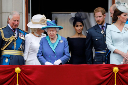 La reina Isabel II, acompañada de la familia real, en el balcón del palacio de Buckingham.