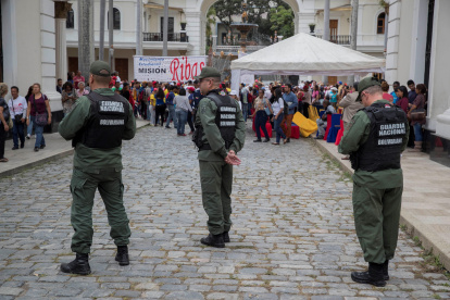 CARACAS. Elementos de seguridad del Gobierno de Nicolás Maduro, cercan los ingresos a la sede del Parlamento.