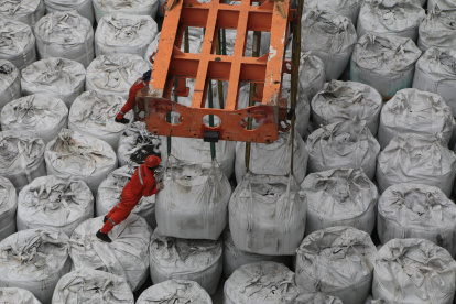 Fertisa es un puerto especializado en graneles, es uno de los más antiguos de la ciudad. Embarca banano, fertilizantes
