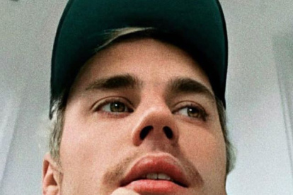 El cantante de 25 años también padece de mononucleosis.