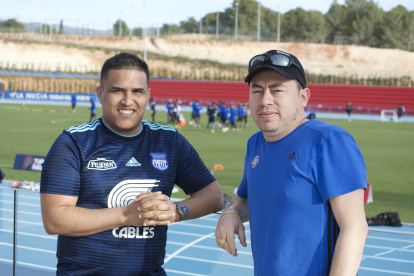 Más de 15 años llevan radicados en Madrid José Alberto Bazurto (i) y Ángel Carriel, quienes se hospedaron en el hotel del Bombillo en Alicante para estar cerca de la plantilla.