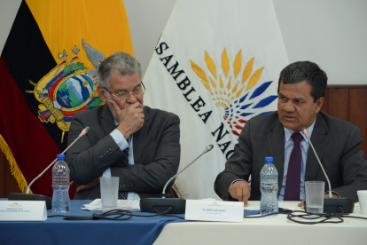Comparecencia. Enrique Pita junto al vicepresidente de la Comisión de Fiscalización, Eliseo Azuero, durante la maratónica sesión del martes 14.
