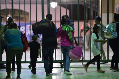 SAN PEDRO SULA. Miércoles, por la madrugada. Miembros de una familia llega hasta el área central de esta ciudad hondureña para sumarse a la caravana.