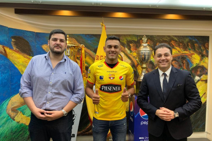 Cristian Colman (c), delantero del Ídolo, junto a Aquiles Álvarez y Carlos Alfaro Moreno, directivos.